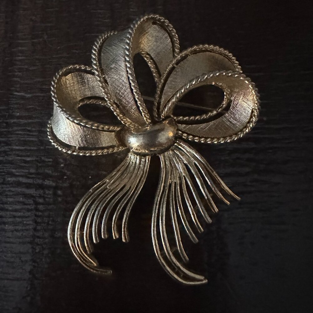 Vintage Lisner Textured Gold Tone Ribbon Bow Brooch